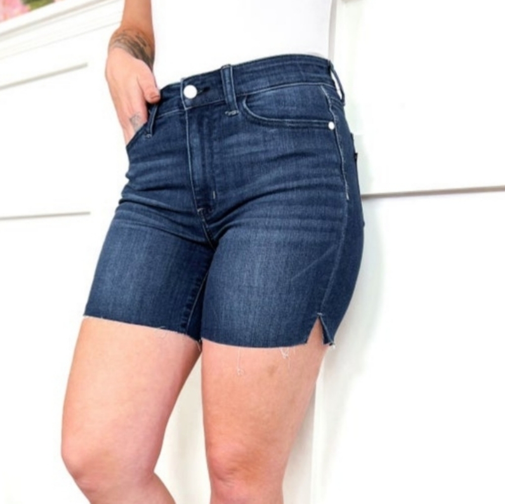 NWT Judy Blue Dark Wash Mid-Rise Mid-Length Cut Off Denim Shorts